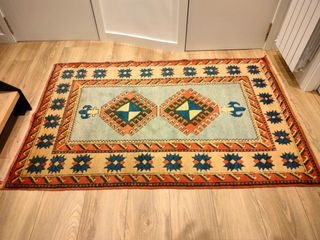 Alfombra de tela beige y azul