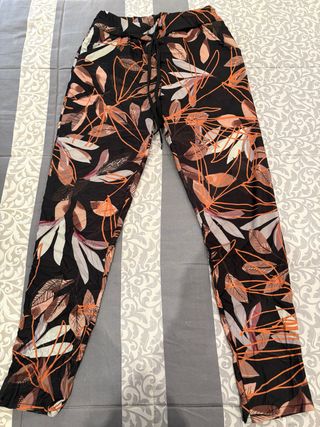 Pantalón estampado hojas naranja y negro