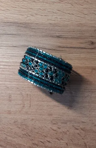 Pulsera artesanal con cuentas.