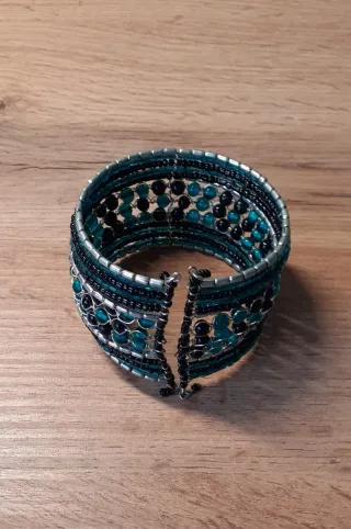 Pulsera artesanal con cuentas.