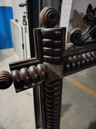 Espejo de madera maciza pesa bastante Es antiguo