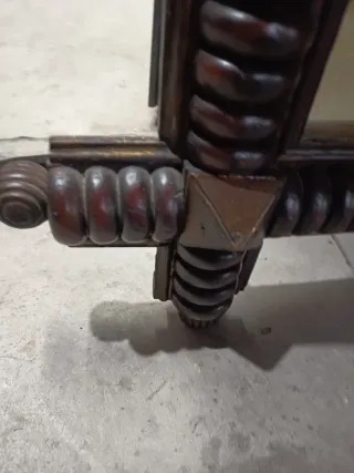 Espejo de madera maciza pesa bastante Es antiguo