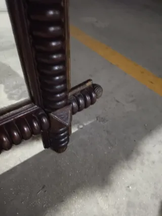 Espejo de madera maciza pesa bastante Es antiguo