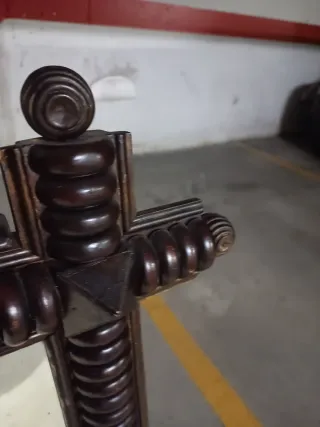 Espejo de madera maciza pesa bastante Es antiguo