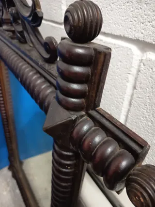 Espejo de madera maciza pesa bastante Es antiguo