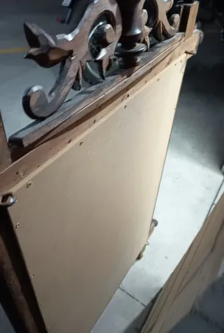 Espejo de madera maciza pesa bastante Es antiguo