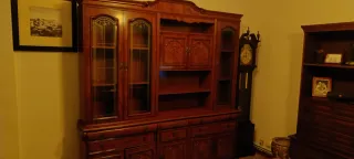 Mueble de salón de madera con vitrinas