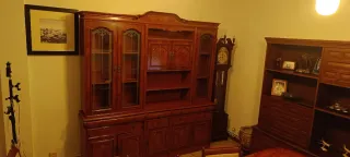 Mueble de salón de madera con vitrinas