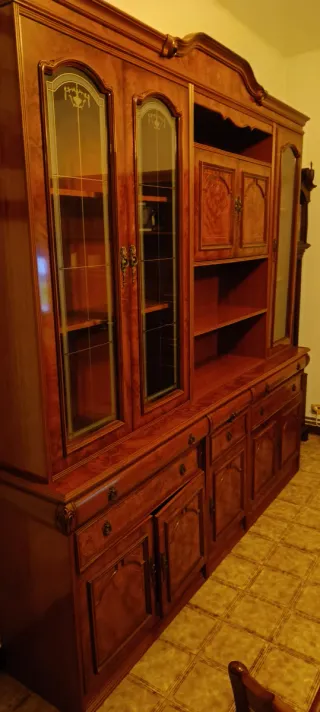 Mueble de salón de madera con vitrinas