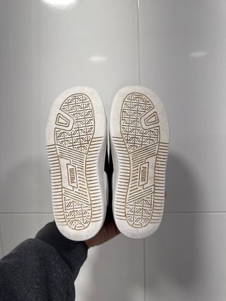 Zapatillas Puma Niños Negras y Blancas