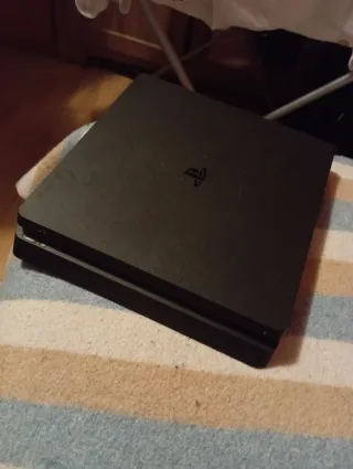 PS4 Slim (PlayStation 4)