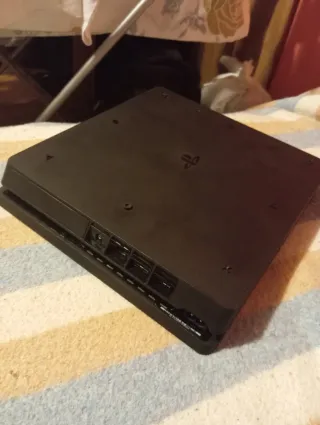 PS4 Slim (PlayStation 4)