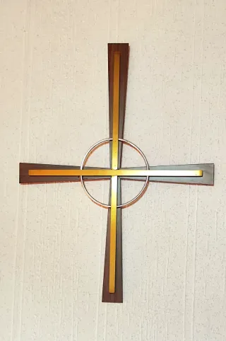 Cruz moderna madera y metal con aro