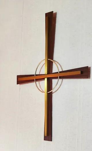Cruz moderna madera y metal con aro