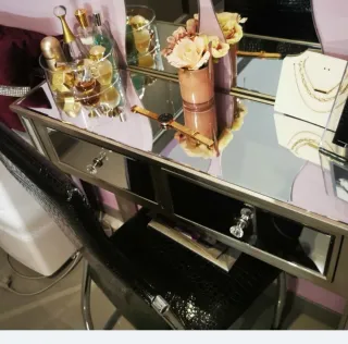 Tocador de entrada con cajones y espejo