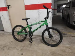 Bicicleta BMX Verde