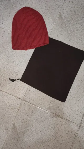 Gorro rojo y salvamontañas negro