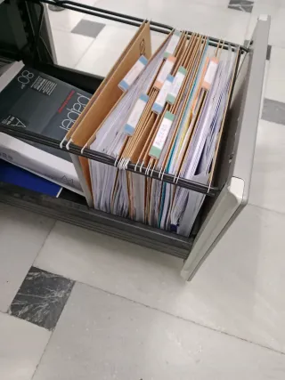 Cajonera metálica gris con ruedas y llave