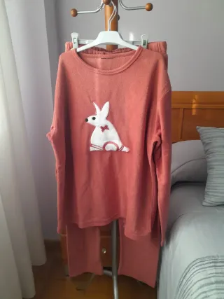 Pijama rosa con estampado de conejo