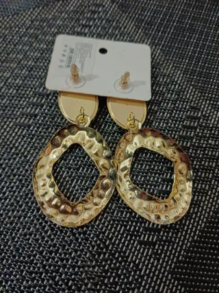 Orecchini pendenti dorati con pietra nera