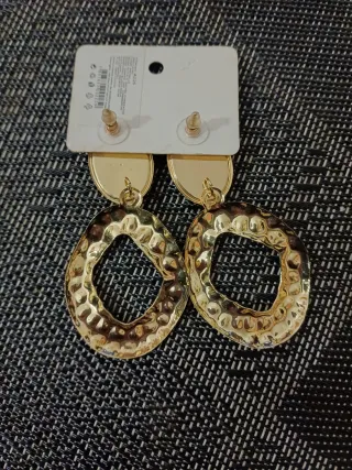 Orecchini pendenti dorati con pietra nera