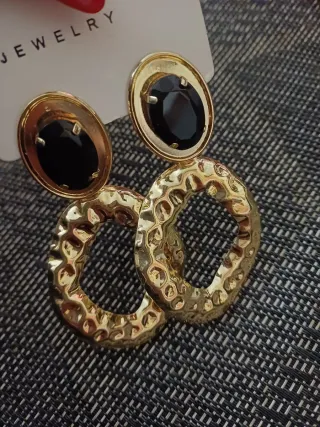 Orecchini pendenti dorati con pietra nera