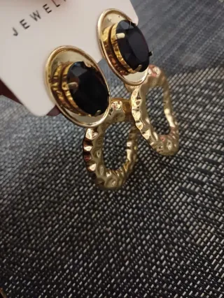 Orecchini pendenti dorati con pietra nera