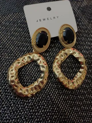 Orecchini pendenti dorati con pietra nera