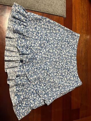 Falda corta floral azul y blanca