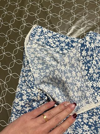 Falda corta floral azul y blanca