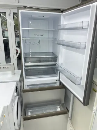 Nevera Haier plateada altura 2mtr ancho70