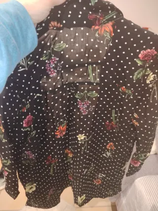 Camisa de lunares con estampado floral