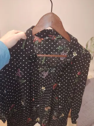 Camisa de lunares con estampado floral
