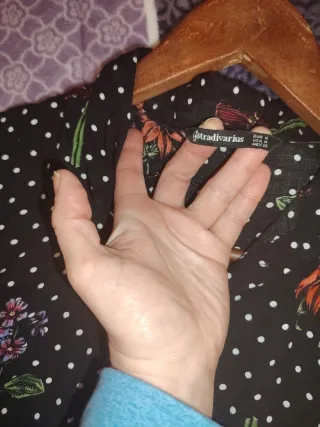 Camisa de lunares con estampado floral