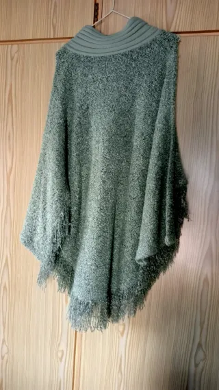 Poncho de lana verde