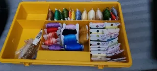 Caja de hilos para bordar y coser