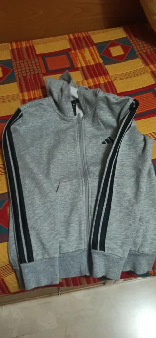 Conjunto Adidas Gris y Negro talla 11-12