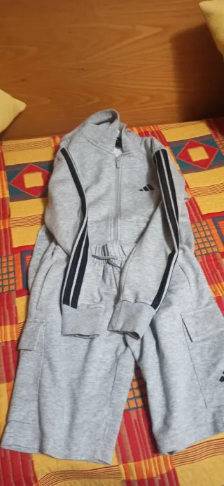 Conjunto Adidas Gris y Negro talla 11-12