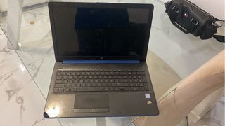 Ordenador portátil HP negro y azul