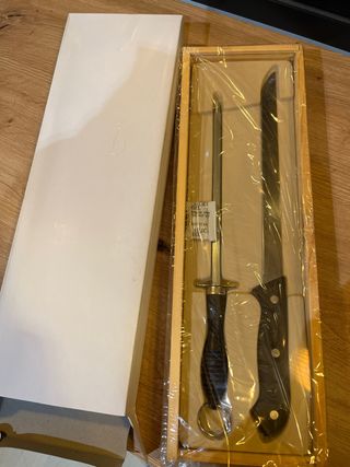 Cuchillo Jamonero y Chaira Set viene con su estuch