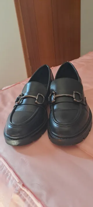 Zapatos negros de vestir con hebilla