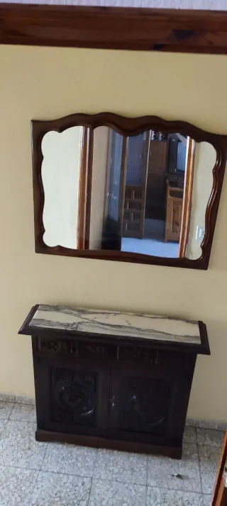 Mueble de entrada antiguo tallado