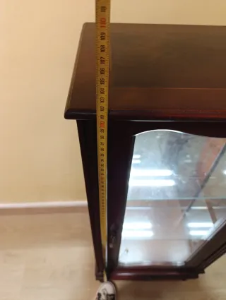 Vitrina antigua madera y cristal y con luz