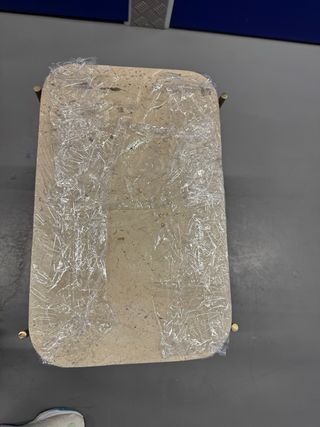 Mesa auxiliar mármol y metal dorada