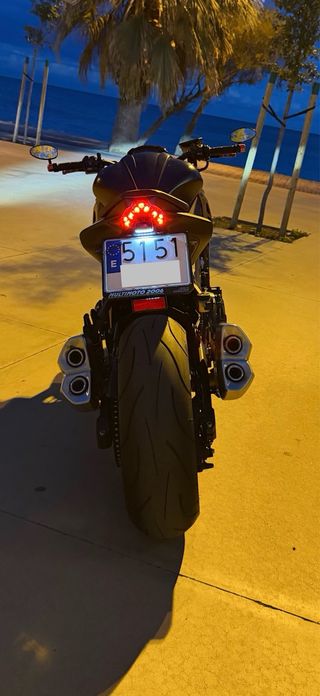 Moto deportiva negra