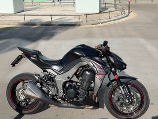 Moto deportiva negra