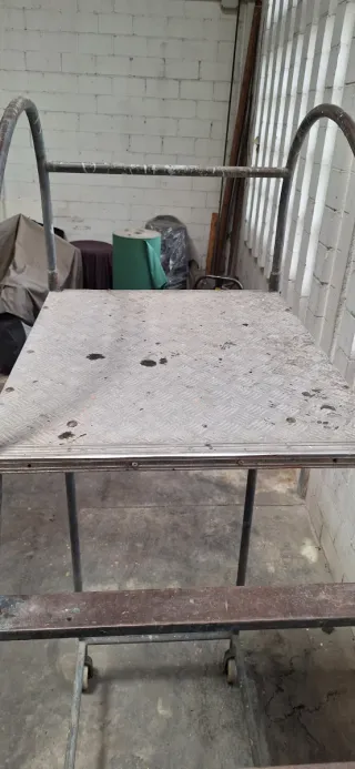 Escalera de hierro con plataforma