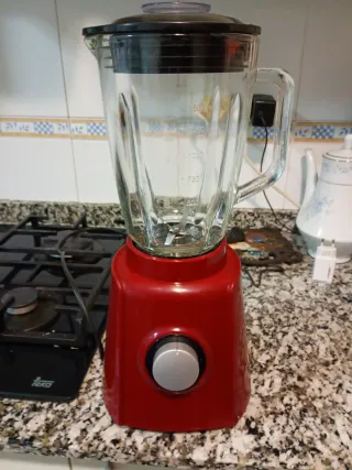 Batidora roja de vaso
