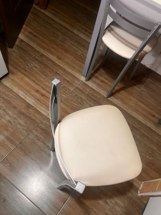 Mesa de cocina y 2 taburetes