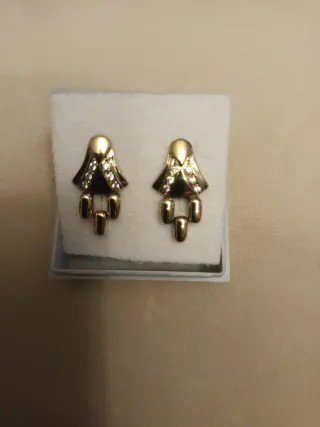 Pendientes chapados en oro con circonitas